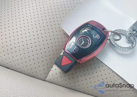 2017 Mercedes-Benz C 300 4Matic z USA, uszkodzony, nr VIN 55SWF4KB9HU182405